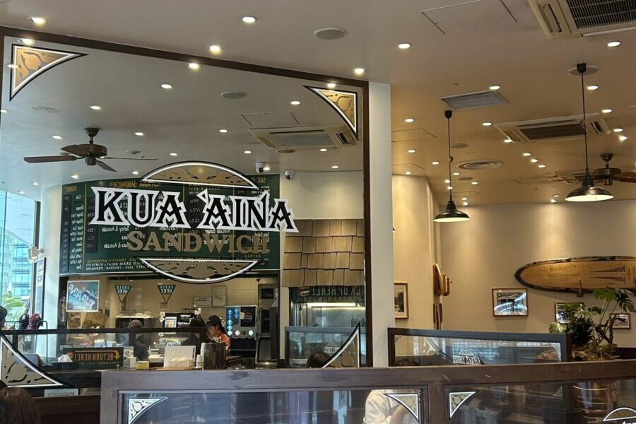 ハワイアンなクアアイナの店内
