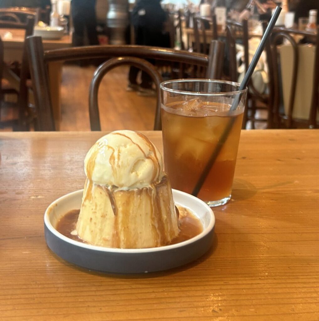 アイスクリームがのったプリン。