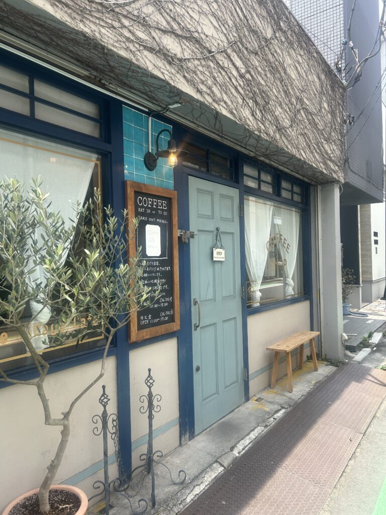 青いドアの外観。