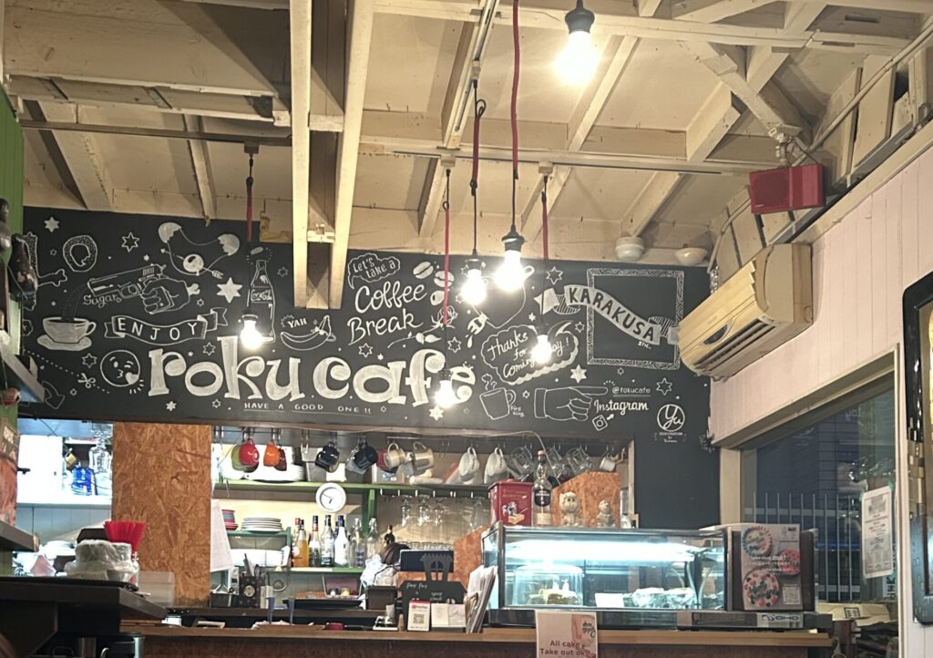 黒板にかかれた白いrokecafeの文字