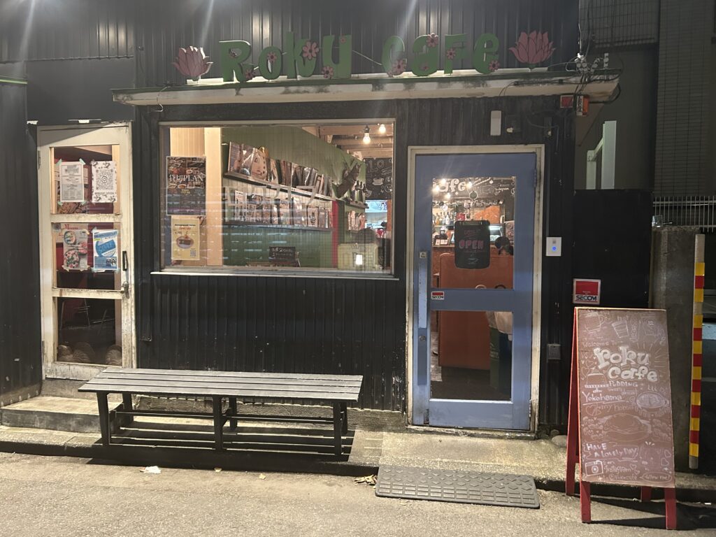 黒色の外観のお店
