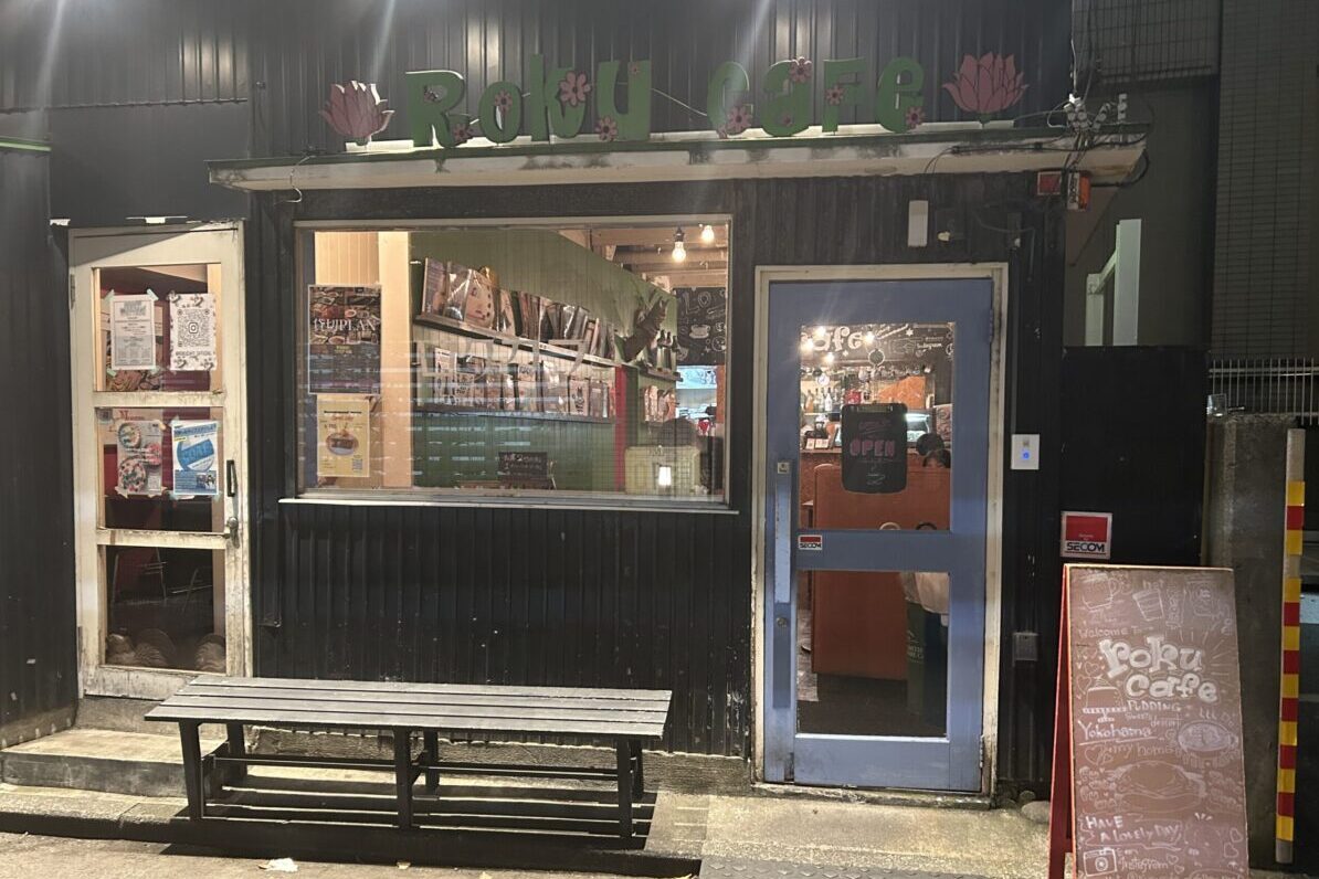 黒色の外観のお店