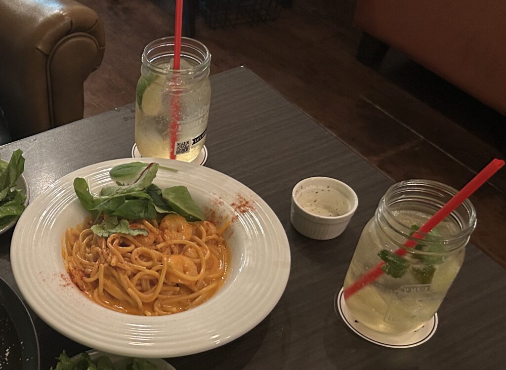 トマトパスタ、レモンのドリンクなど