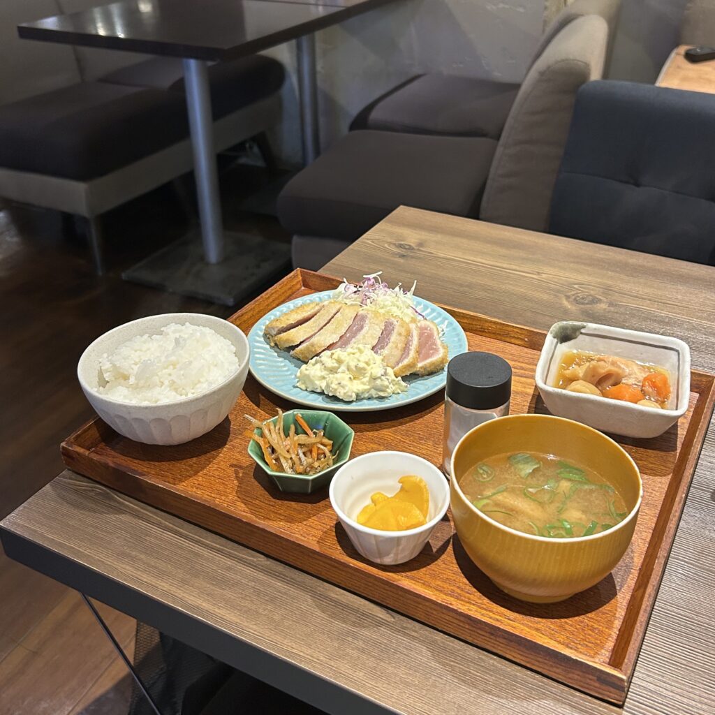 まぐろカツの定食