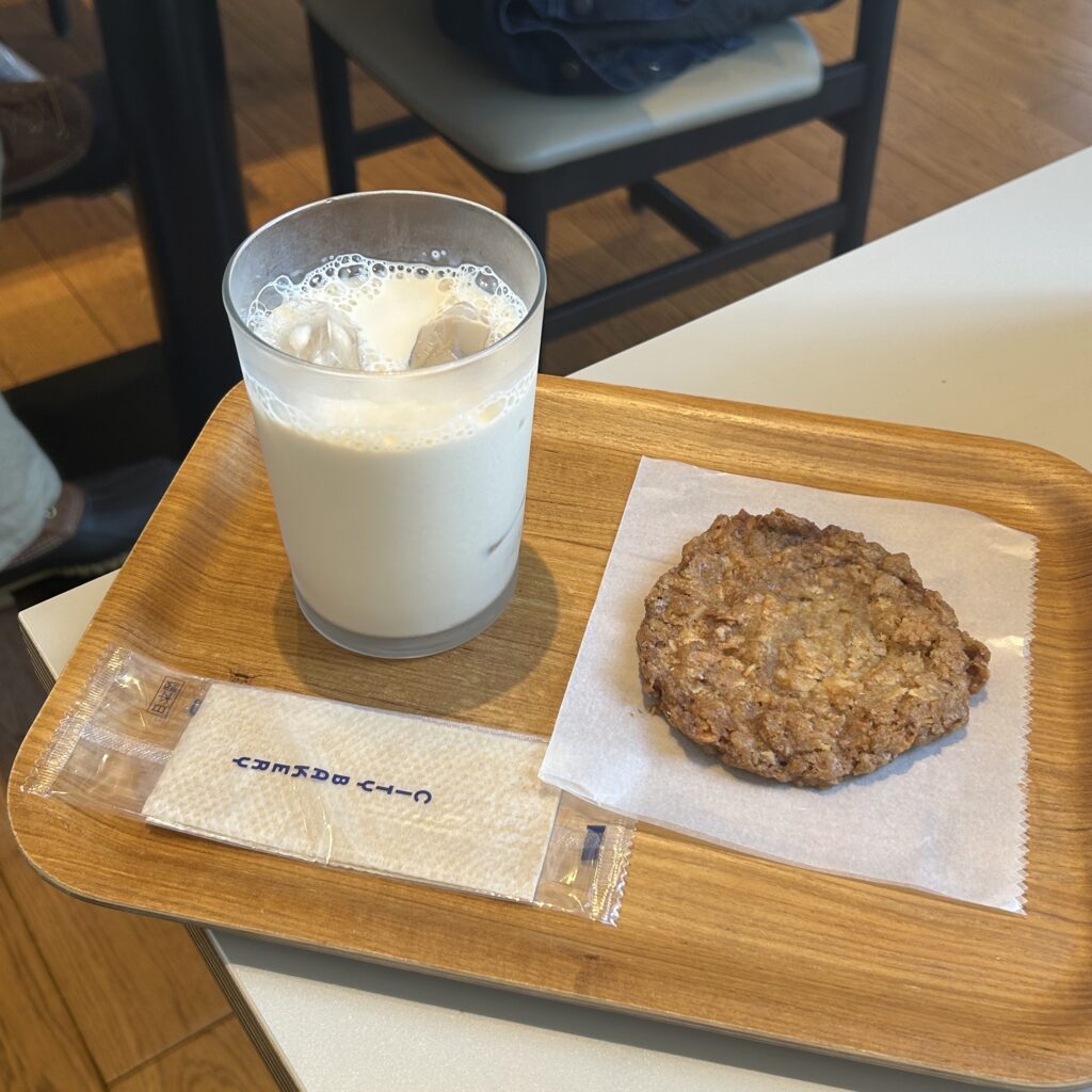 アイスティーラテ、クッキー。