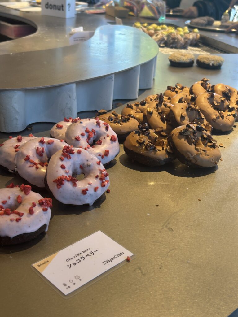 いちごやチョコレートのドーナツ