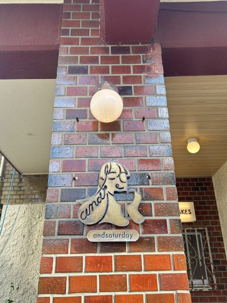 女性がモチーフの看板