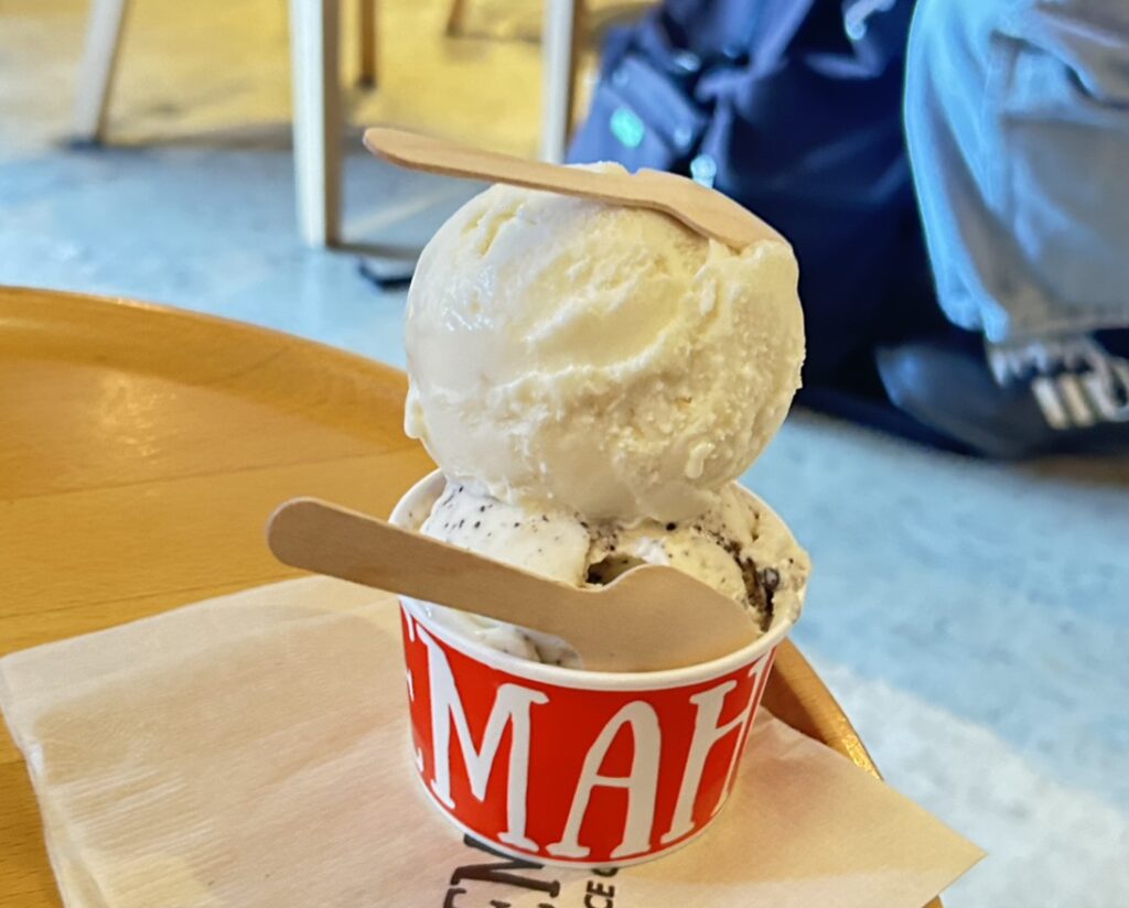 2個乗ったアイスクリーム