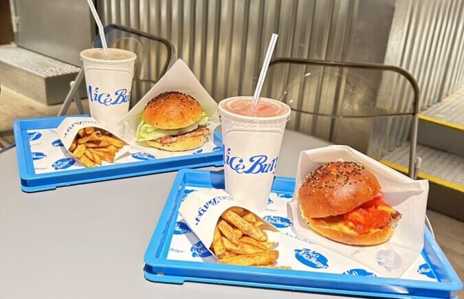 左、ネオテリヤキバーガーセット
右、ネオナイスチーズバーガーセット